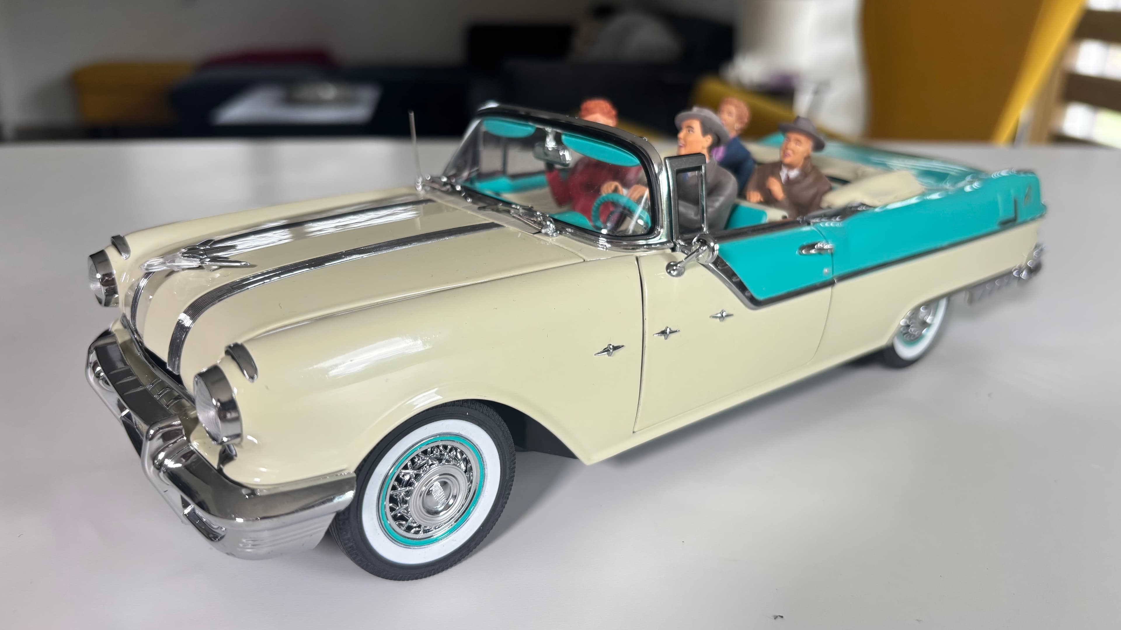 Pontiac Star Chief Convertible (I Love Lucy) 1955 1:18 scale diecast by Sun Star