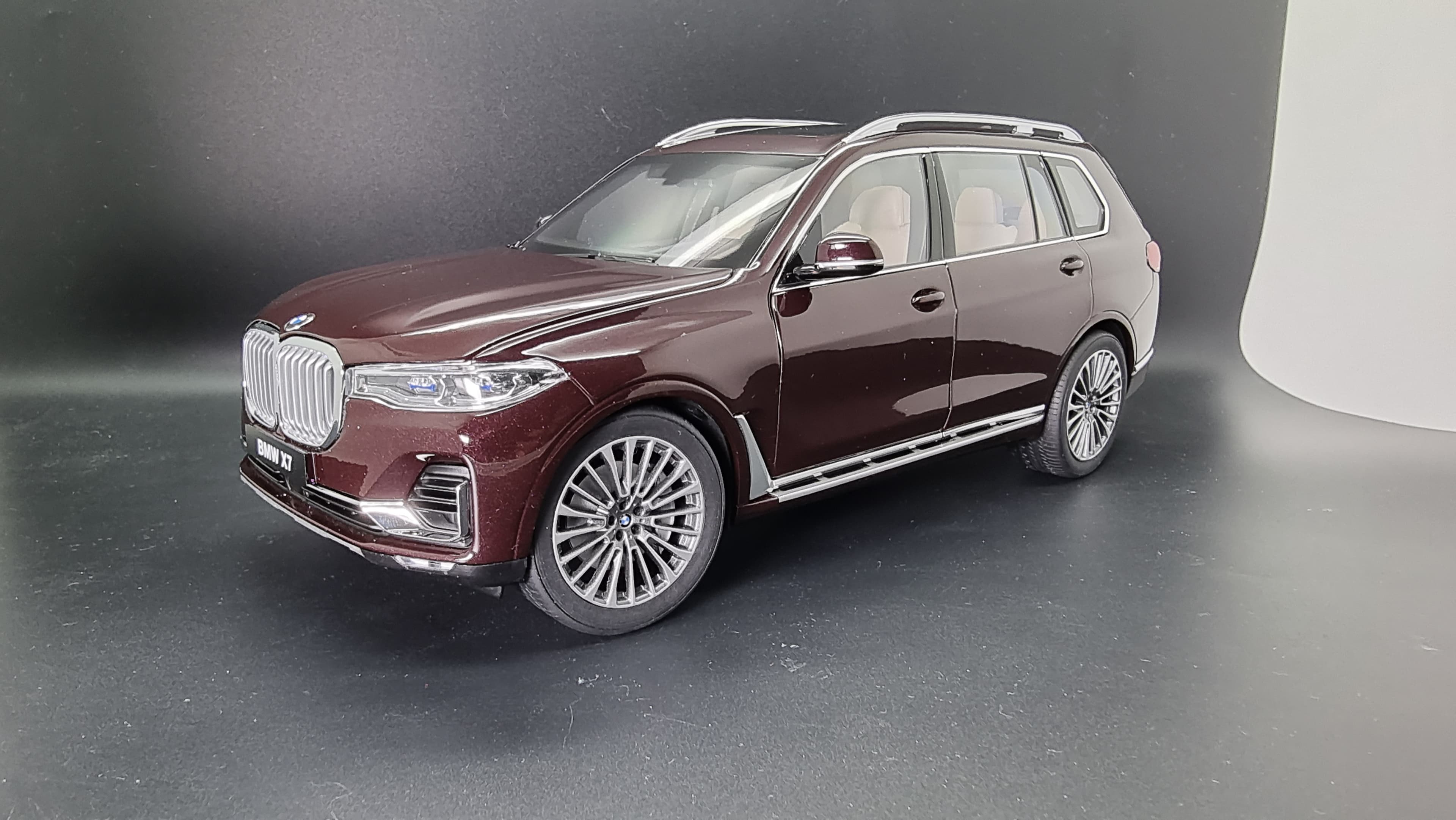 BMW X7 2019 1:18 scale diecast by Kyosho