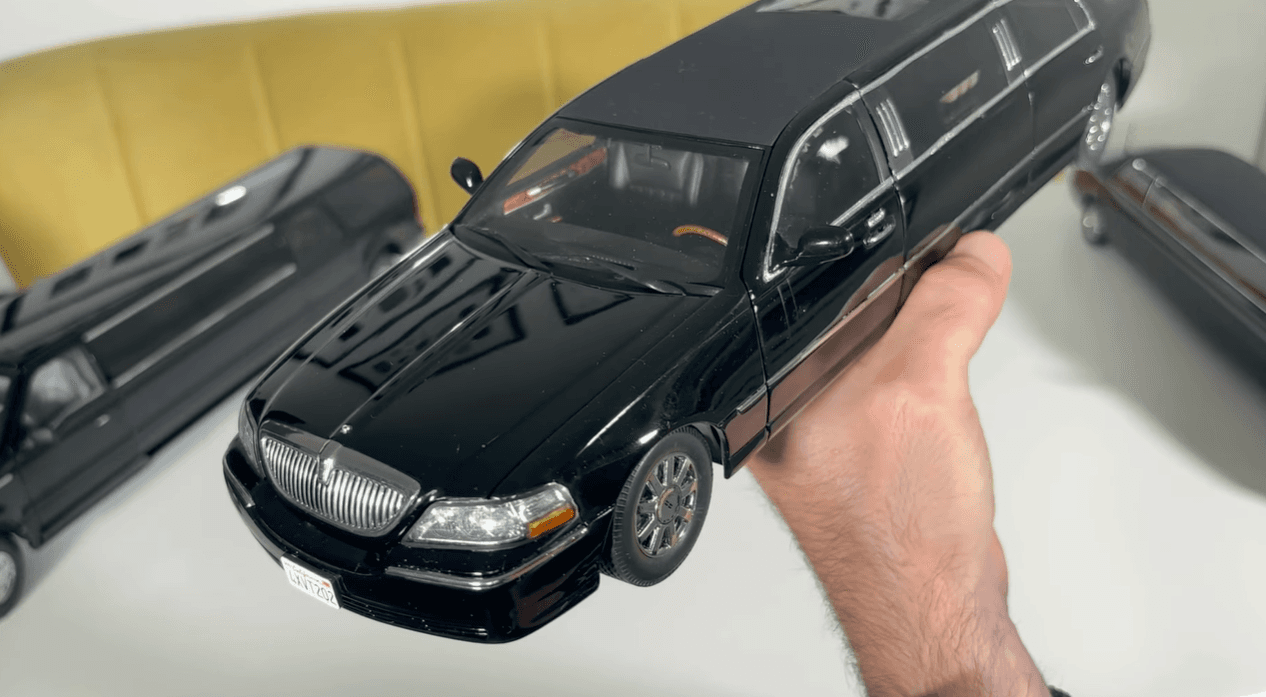 Lincoln Town Car Limousine 2003 1:18 scale diecast by Sun Star