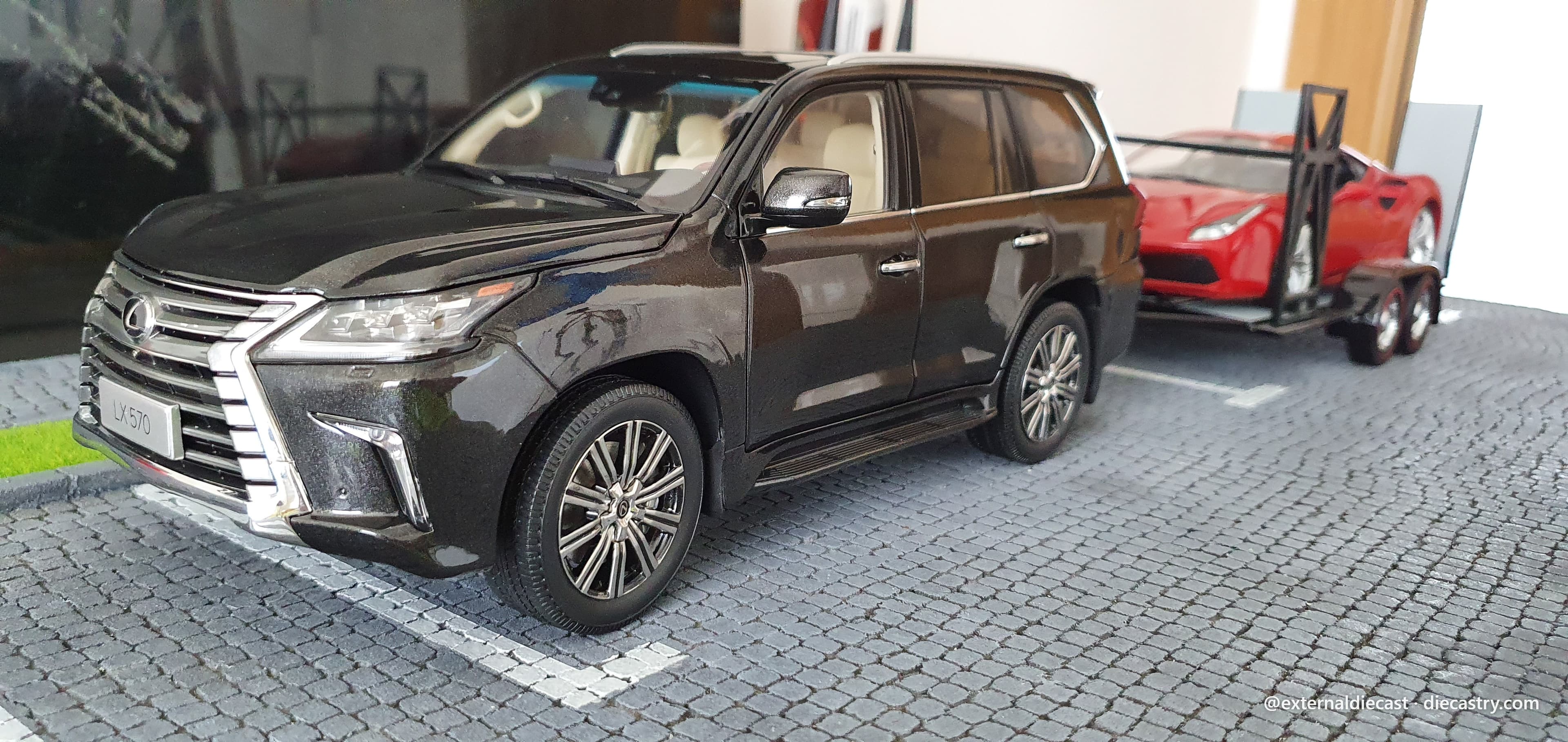 Lexus LX570 1:18 scale diecast by Kyosho