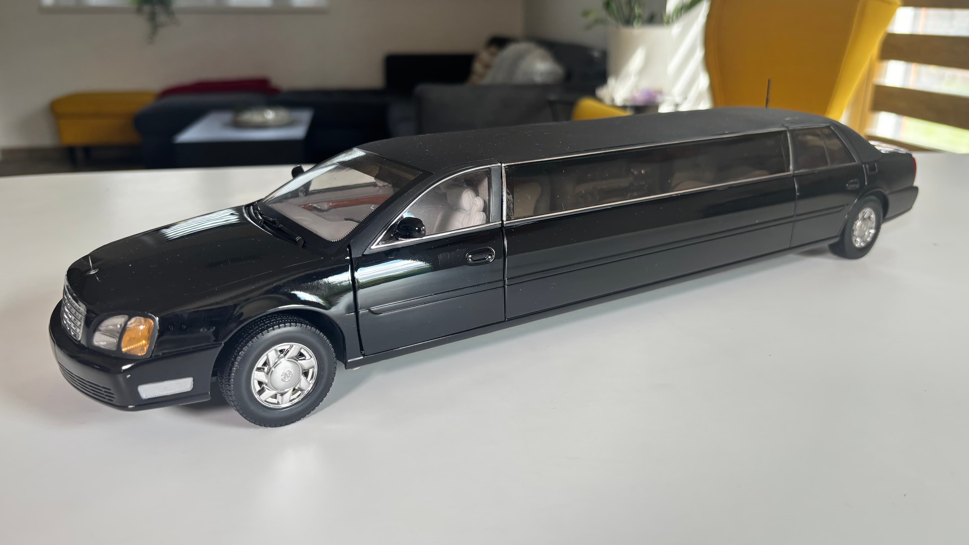 Cadillac Deville Limousine 2004 1:18 scale diecast by Sun Star