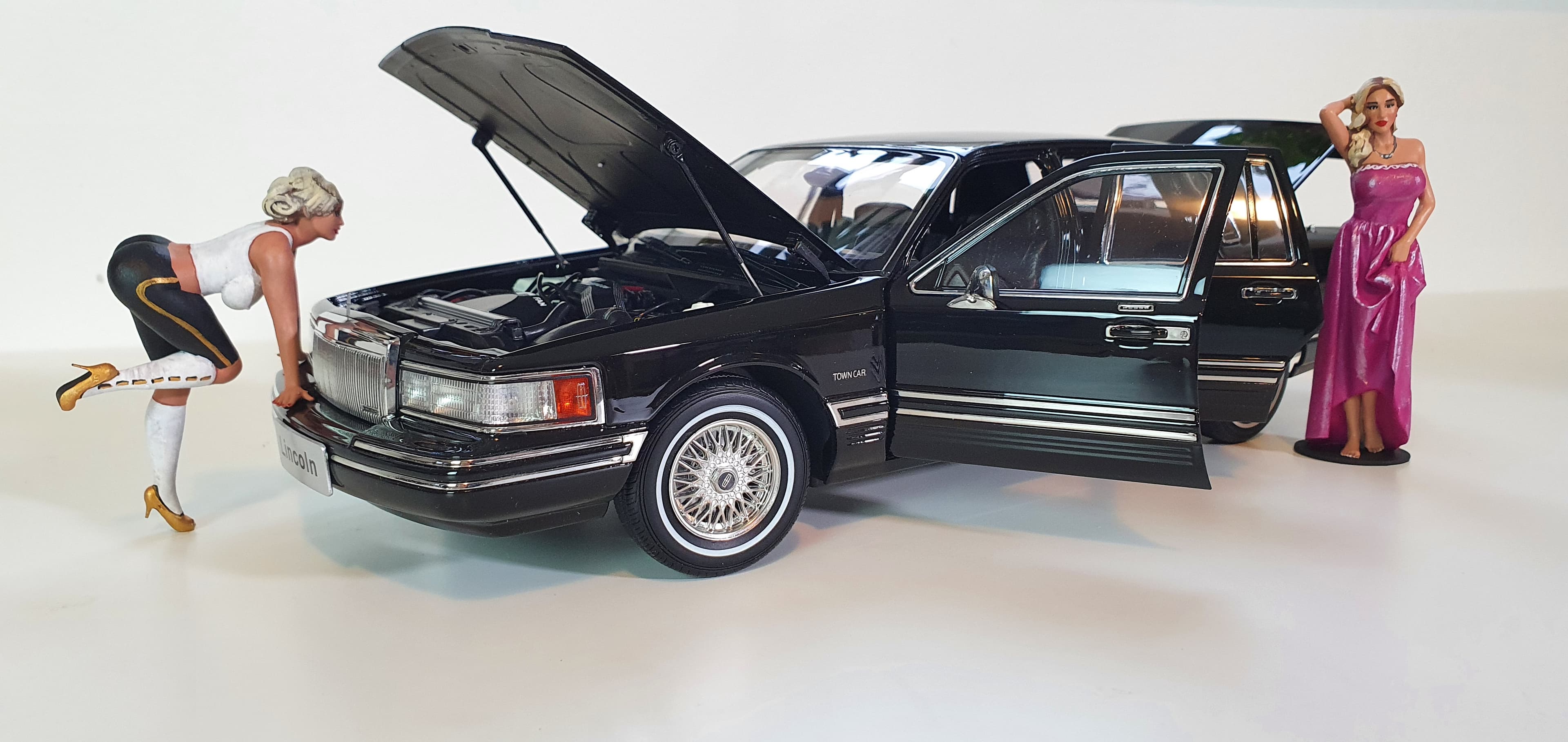 Lincoln Town Car 1990 1:18 scale diecast by Xiaoguang Models